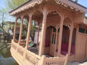 Young Lake Palace Group Of Houseboats
